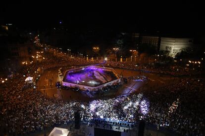 Los seguidores del Real Madrid esperan a su equipo en torno a la fuente de La Cibeles.