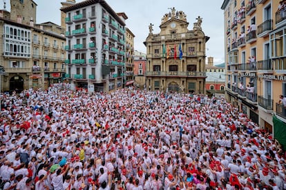 Ambiente en la plaza del ayuntamiento de Pamplona, este sábado.