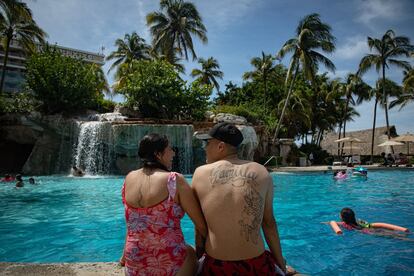 Eddson y Valeria en el hotel Princess, donde han ido a pasar unos días. En la espalda de él, un gran tatuaje con la palabra 'Familia'. "Para mí es lo más importante", asegura.