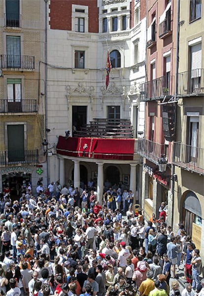 Concentración de vecinos en la plaza de Berga para mostrar el dolor por la muerte del joven Josep Maria.
SUSANNA SÁEZ