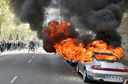 A car burns during a demonstration against the French government's proposed labour reforms on April 28, 2016 in Nantes.    / AFP PHOTO / LOIC VENANCE