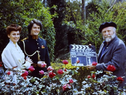 Frank Herbert, a la derecha con la claqueta, en el inicio de rodaje del 'Dune' de David Lynch.