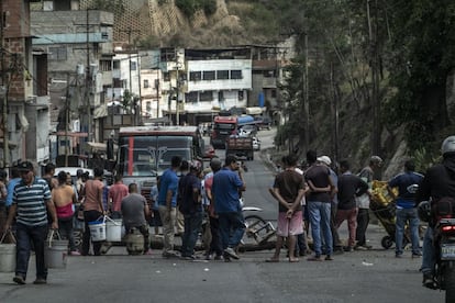 Un grupo de vecinos bloquean una de las salidas de Petare, uno de los barrios más pobres de la ciudad, donde todavía no se ha restablecido por completo la electricidad.