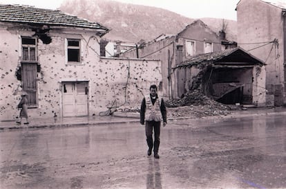 Miguel Gil pasea en Mostar, en 1993