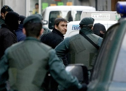 21 de marzo de 2007. El portavoz de la ilegalizada Batasuna, Arnaldo Otegi, es sacado por la Guardia Civil de su casa de Elgoibar para comparecer ante el tribunal en la Audiencia Nacional, para ser  juzgado por un delito de enaltecimiento del terrorismo. El fiscal de la Audiencia Nacional Fernando Burgos retiró la acusación contra el portavoz de Batasuna Arnaldo Otegi, para el que pedía quince meses de cárcel por un delito de enaltecimiento del terrorismo en relación con el homenaje a la etarra Olaia Castresana.