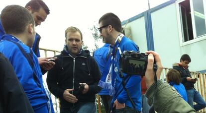 Sid Lowe, rodeado de hinchas del Oviedo.