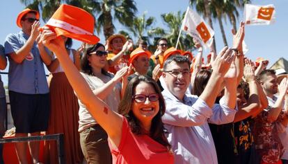 Mònica Oltra, en primer plano, con Enric Morera, en el mítin del Parque del Oeste.