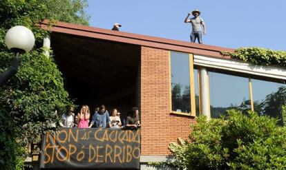 Opositores al derribo de la vivienda, esta mañana en Ourense.