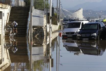 Un hombre intenta salir de su casa en el municipio de Biot. al norte de Antibes, donde tres personas fallecieron en una residencia de ancianos que resultó inundada por la crecida del río que pasa por esta ciudad.