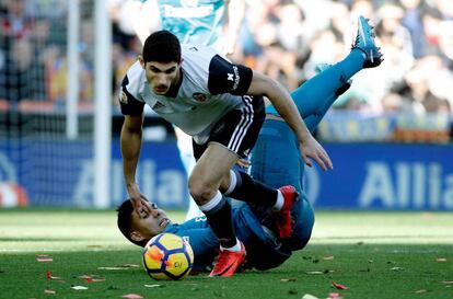 Casemiro, pelea un baln con el centrocampista del Valencia Gonzalo Guedes.