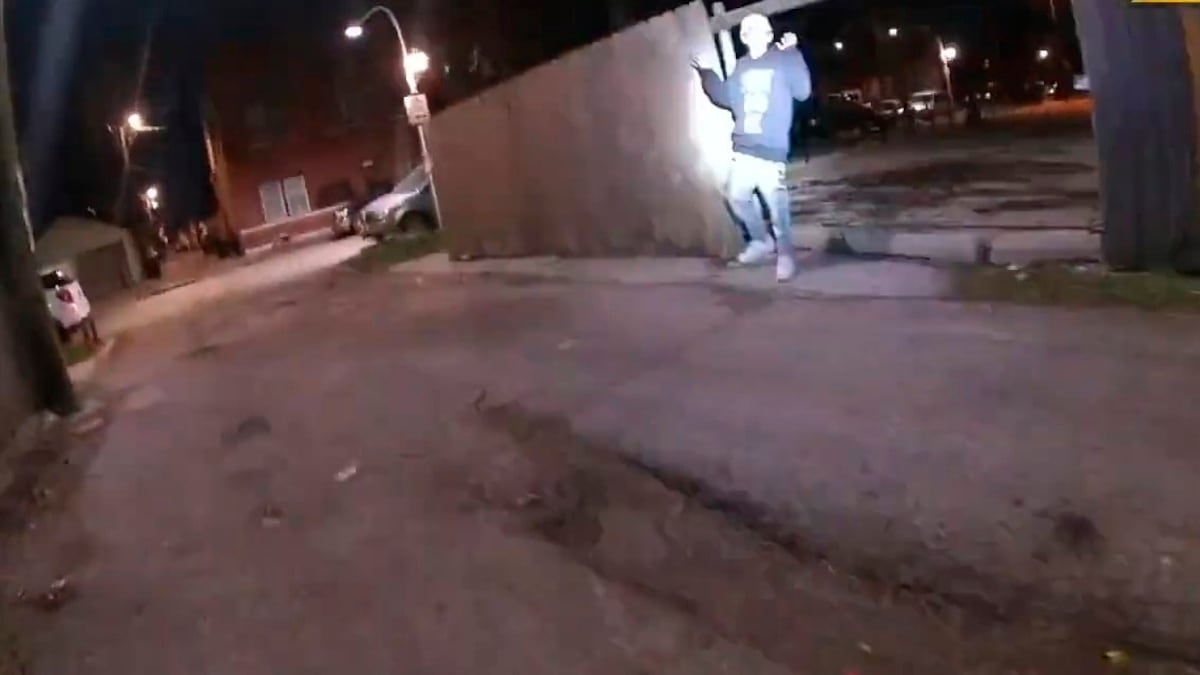 Adam Toledo: El vídeo de un policía que mata a un menor latino con las manos en alto agita Chicago | Internacional | EL PAÍS