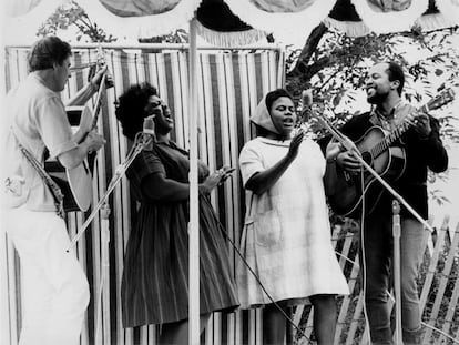 De izquierda a derecha, Guy Carawan, Fannie Lou Hamer, Bernice Johnson Reagon y Len Chandler interpretan canciones en defensa de los derechos civiles durante el festival de folk de Newport de 1965.