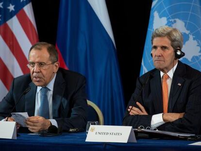 El secretario de Estado estadounidense, John Kerry (d) y el ministro de Exteriores ruso, Sergei Lavrov (i) participan hoy, jueves 11 de febrero de 2016, en una conferencia de prensa tras la reuni&oacute;n del Grupo Internacional de Apoyo a Siria (ISSG) en Munich (Alemania).