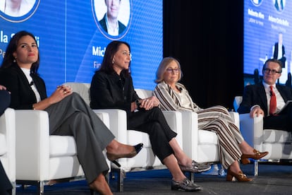 Ariane Ortiz-Bollin durante un panel del simposio del Cosejo de América el 30 de octubre en Miami.