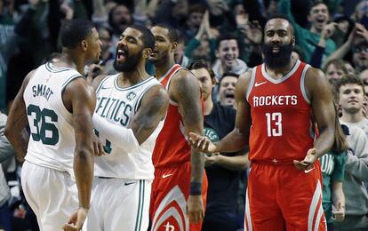 Harden se queja tras una de las faltas que le señalaron sobre Smart.