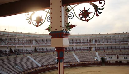 El Blanco, rojo, azul y verde decoran ahora la recuperada arquitectura del coso taurino.