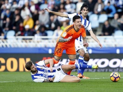 El jugador del Valencia Santi Mina, durante un partido el pasado diciembre, frente al Real Sociedad.