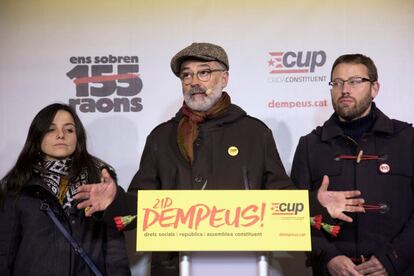 El cap de llista per la CUP, Carles Riera (c), amb els candidats Vidal Aragonés i Maria Sirvent, durant l'acte d'inici de campanya electoral de la CUP a Barcelona.