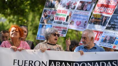 Varias personas sostienen una pancarta este jueves frente a los Juzgados de Plaza de Castilla, con ocasión de una vista en la que había sido solicitada la comparecencia de tres exaltos cargos del Gobierno de Isabel Díaz Ayuso.