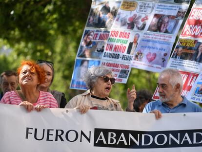 Varias personas sostienen pancartas durante una protesta por el abandono en las residencias de Madrid el 15 de junio de 2023, en Madrid.