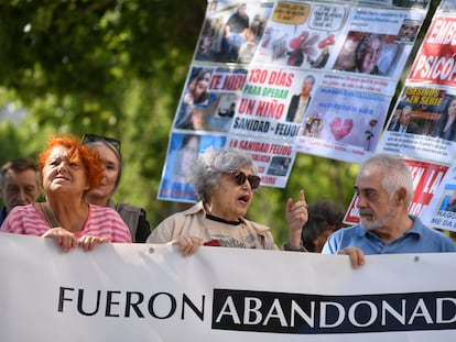 Varias personas sostienen una pancarta este jueves frente a los Juzgados de Plaza de Castilla, con ocasión de una vista en la que había sido solicitada la comparecencia de tres exaltos cargos del Gobierno de Isabel Díaz Ayuso.