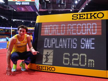 Duplantis tras lograr el récord del mundo de salto con pértiga