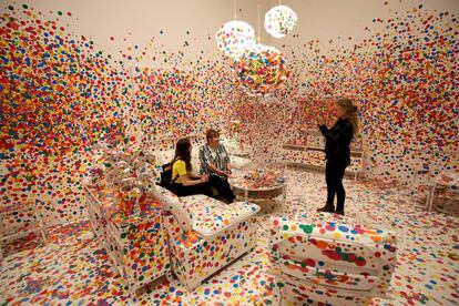 Varias personas visitan la exposición 'La habitación de la obliteración', del artista japonés Yayoi Kusama en el Museo Hirshhorn de Washington (EE UU).