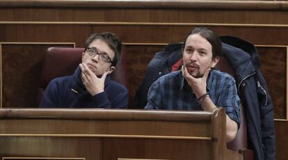 Íñigo Errejón y Pablo Iglesias en un Pleno del Congreso de los diputados.