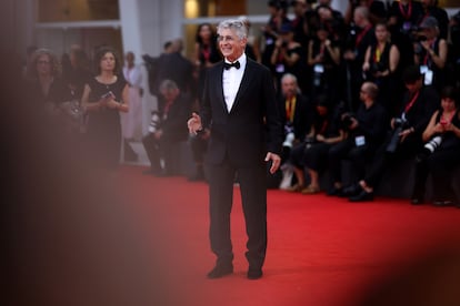El presidente del 82º Festival Internacional de Cine de Venecia Alexander Payne asiste a la alfombra roja este miércoles