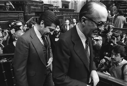Adolfo Suárez y Leopoldo Calvo-Sotelo, antes de iniciarse la sesión de investidura de este como presidente de Gobierno, el 18 de febrero de 1981.