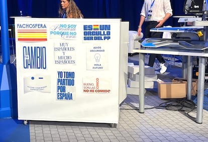 El puesto de las camisetas.