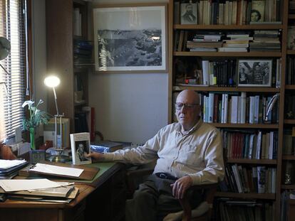 El escritor Ramiro Pinilla en <i>Walden,</i> su casona en Getxo.