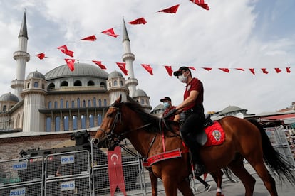 Agentes de policía y blindados patrullan junto a la nueva mezquita de Taksim en Estambul durante su construcción en septiembre de 2020