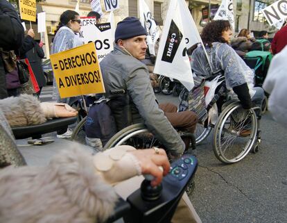 Los manifestantes exigen recibir los mismos derechos que otros colectivos. Los recortes a las ayudas a la discapacidad han encarecido las economías familiares y reducido la autogestión de los discapacitados