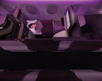 Para los viajes más largos, la clase business de Qatar Airways incluye pijama completo, sábanas, almohada y manta. Además, puede indicarse en la puerta la opción de "no molestar".