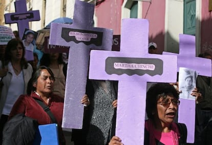 Mujeres activistas marchan en La Paz (Bolivia).