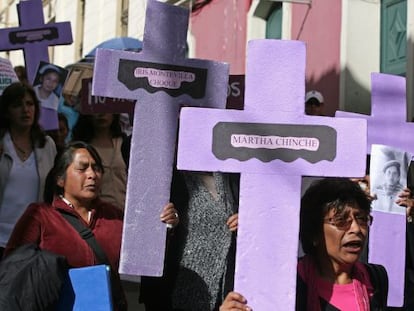 Mujeres activistas marchan en La Paz (Bolivia).