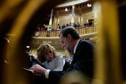 Mariano Rajoy y Saez de Santamaría, en sus escaños del Congreso durante el debate sobre el estado de la nación.