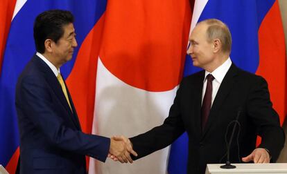 Shinzo Abe y Vladímir Putin, este martes en Moscú.