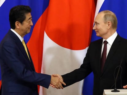 Shinzo Abe y Vladímir Putin, este martes en Moscú.