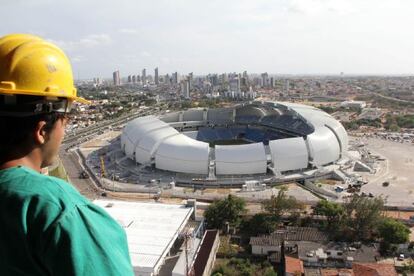 Operário observa a Arena das Dunas do alto, nesta quarta-feira.