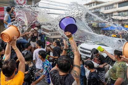 El Año Nuevo budista se celebra en regiones y países con tradición del budismo theravada o hindú, como el noreste de la India, el sur de China, Laos, Camboya y Birmania, donde recibe el nombre de Thingyan. En la foto, la multitud utiliza cubos para lanzar un torrente de agua.