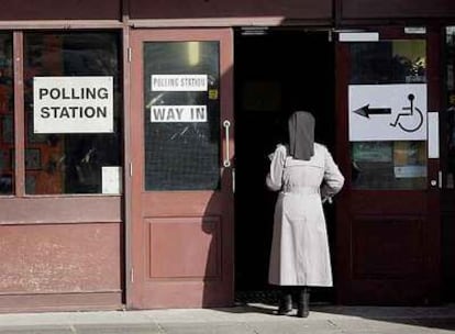 Una monja entra en un colegio electoral, en el oeste de Belfast, para depositar su voto en las elecciones norirlandesas.