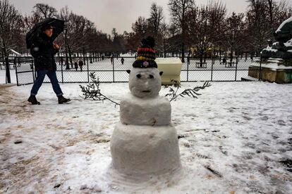Varios departamentos del norte de Francia suspendieron con carácter preventivo el transporte escolar para la jornada del martes. En la imagen, un muñeco de nieve adorna el jardín de las Tullerías, en el centro de París.