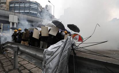 La policía trata de dispersar a manifestantes en el barrio de Yuen Long, en Hong Kong, este sábado.