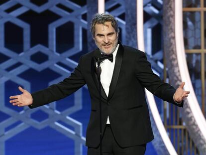 Joaquin Phoenix, ganador del Globo de Oro a mejor actor en una película dramática, recoge su premio.