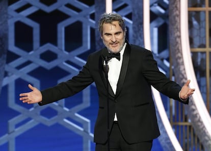 Joaquin Phoenix, ganador del Globo de Oro a mejor actor en una película dramática, recoge su premio.