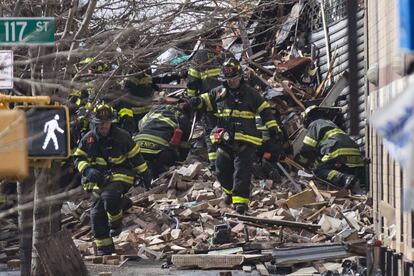 Miembros del cuerpo de bomberos de Nueva York durante las labores de rescate entre los escombros de los edificios derrumbados en Harlem.