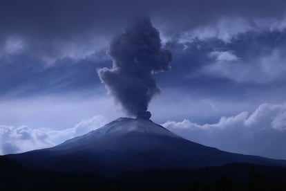 El volcán Popocatépetl visto desde el municipio de Atlixco, Puebla, el jueves.