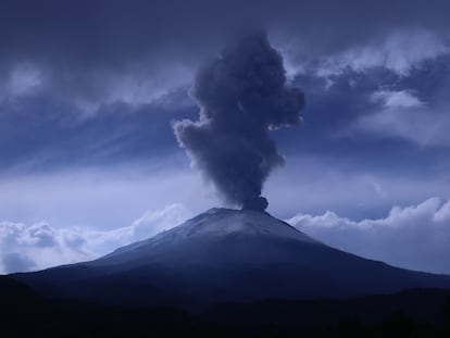 El volcán Popocatépetl visto desde el municipio de Atlixco, Puebla, el jueves.